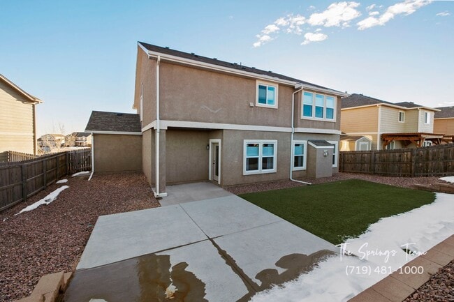 Building Photo - STUNNING 4BD HOME w/ NO ELECTRIC BILL! - Security Deposit Waiver Available