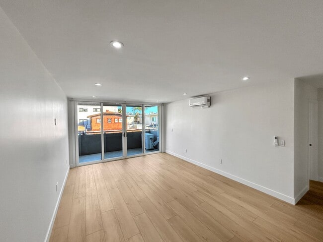 Building Photo - Beautiful 2BD/2BA Fully Remodeled w/ Reser...