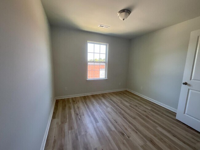 Building Photo - 621 Acorn St