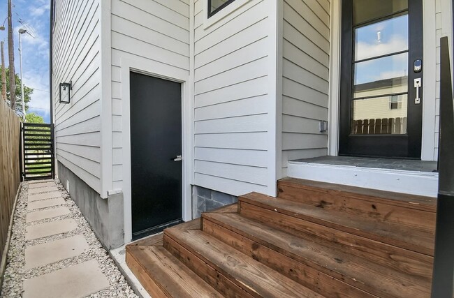 Building Photo - 410 E 41st St