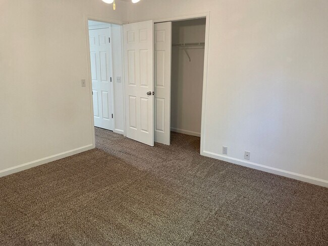Building Photo - Cute 2bd, 2.5ba Townhome Across from Cotto...