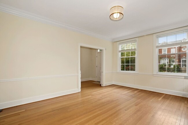 Building Photo - Available Now! 4 Bedroom  3.5  Bathroom Townhouse //Woodley Park// Garage, Driveway & 3 Levels of...