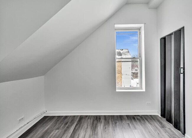 Building Photo - 2438 W 25th St