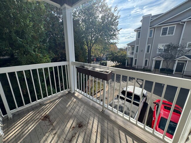 Building Photo - Spacious 3 Bed 3 Bath Condo With Balcony I...