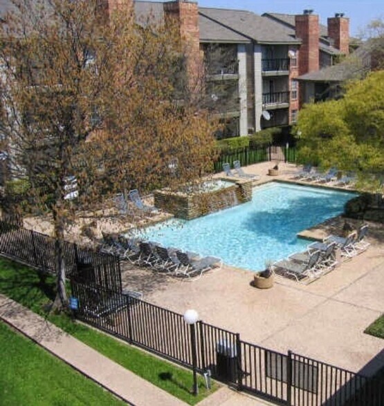 Building Photo - 18333 Roehampton Dr