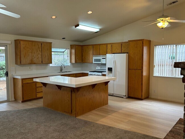 Building Photo - Culdesac Home Near Parks & Schools - Garba...