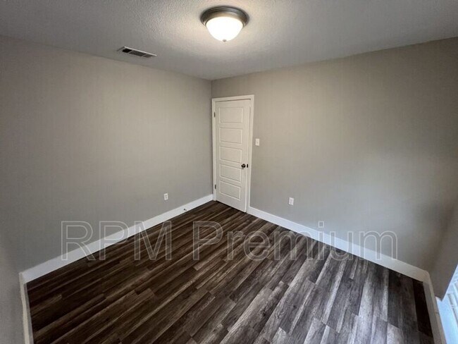 Building Photo - 464 Wilton Dr