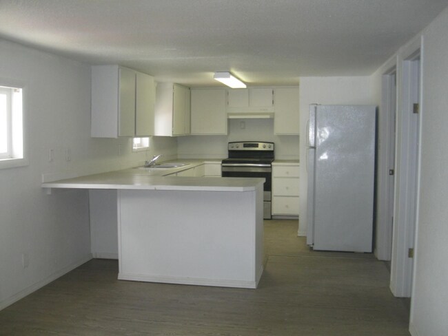 Building Photo - 400 6th St S