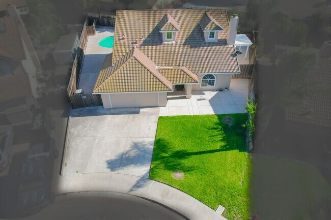 Building Photo - BEAUTIFUL 4 BEDROOM HOME WITH SWIMMING POOL!