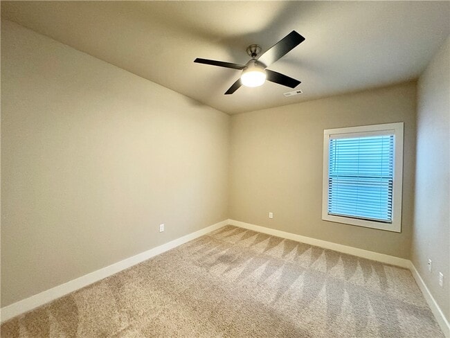 Building Photo - 812 NE Hts Ln