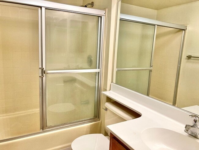 Building Photo - Charming 2 Bedroom 2 Bath townhouse with a balcony in La Crescenta.