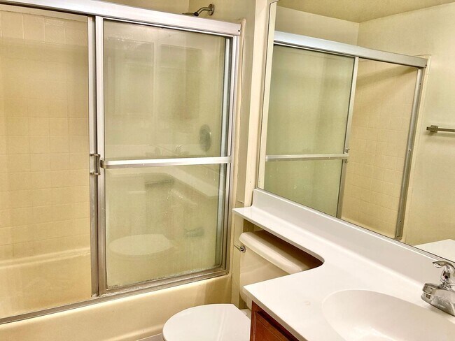 Building Photo - Charming 2 Bedroom 2 Bath townhouse with a...