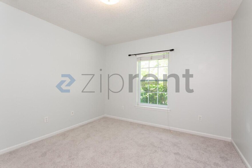 Building Photo - 168 Oak Common Ave