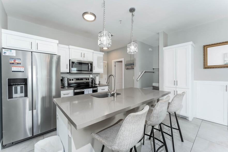 Building Photo - 404 N Tarnava St