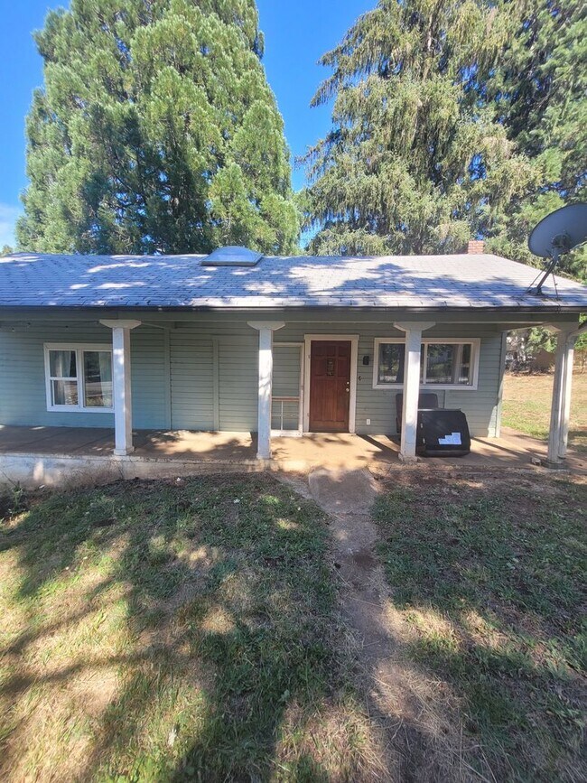 Building Photo - 3BD, 1BA Single Level home with large, fe...