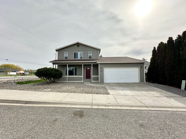 Building Photo - 4 Bedroom 3 Bathroom Home with Attached Garage, AC, and 2 Separate Living Areas!
