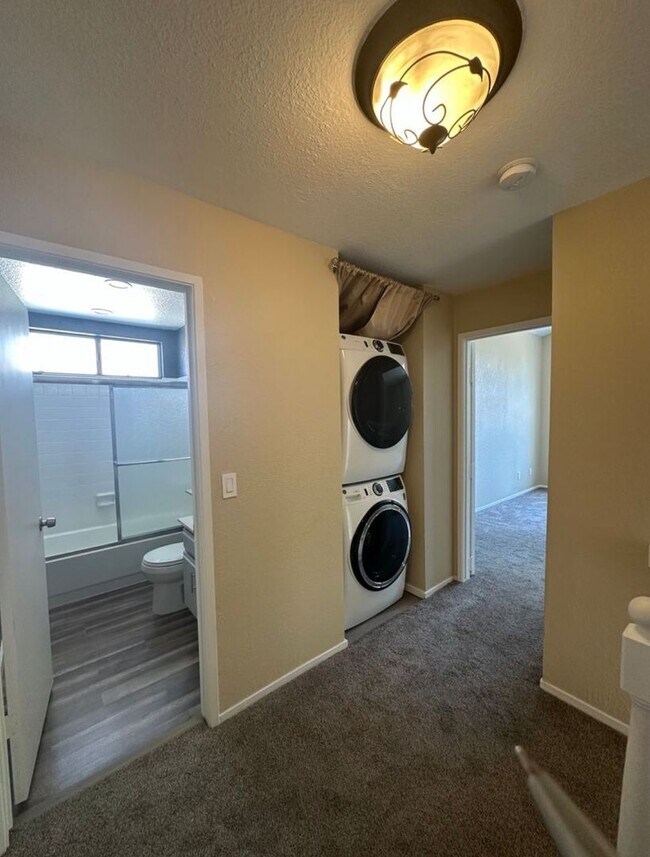 Building Photo - A Stunning desirable 3 Bedroom and 2.5 Bat...