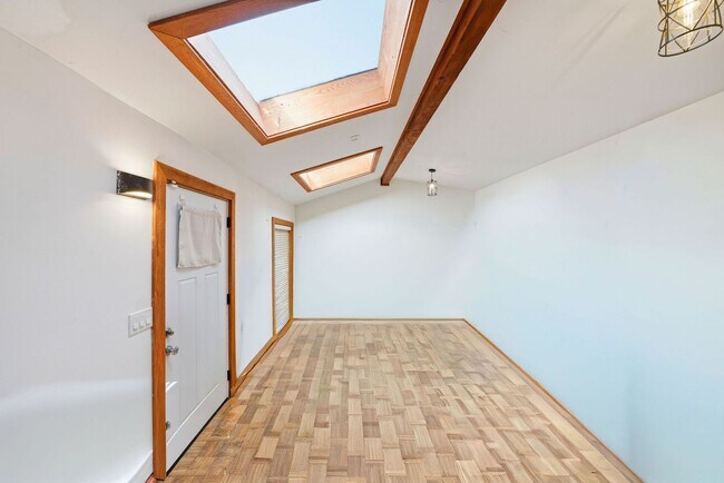 Building Photo - 3 Bed/2.5 Bath Multilevel Home with Amazin...