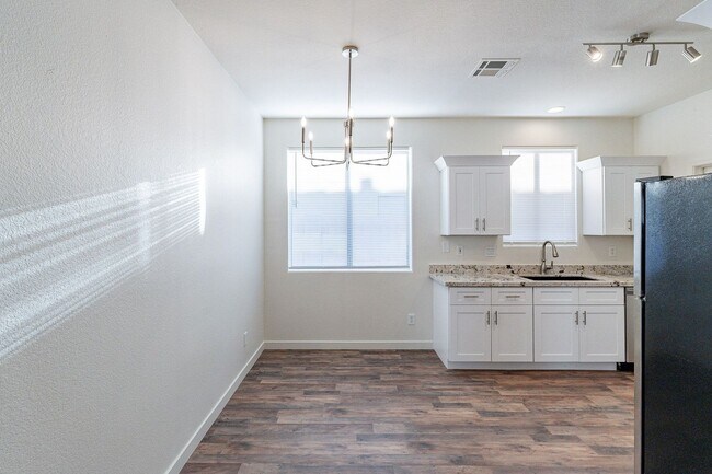 Building Photo - Move right in to your dream home!