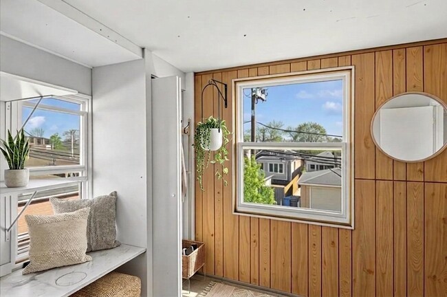 Building Photo - 4951 W Foster Ave