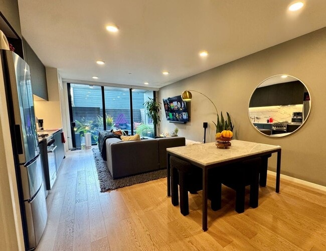 Building Photo - Maison à SOMA  |Secured Smart Access. Mode...