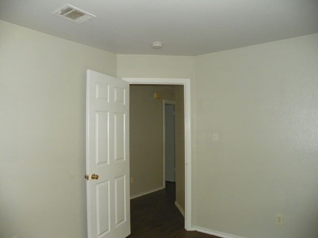 Building Photo - 2221 Creekside Ln