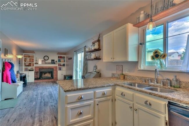 Building Photo - Updated Home in Rampart Meadows