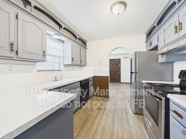 Building Photo - 3929 S Carriage Ln