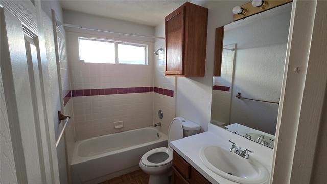 Building Photo - 18064 Kelly Blvd