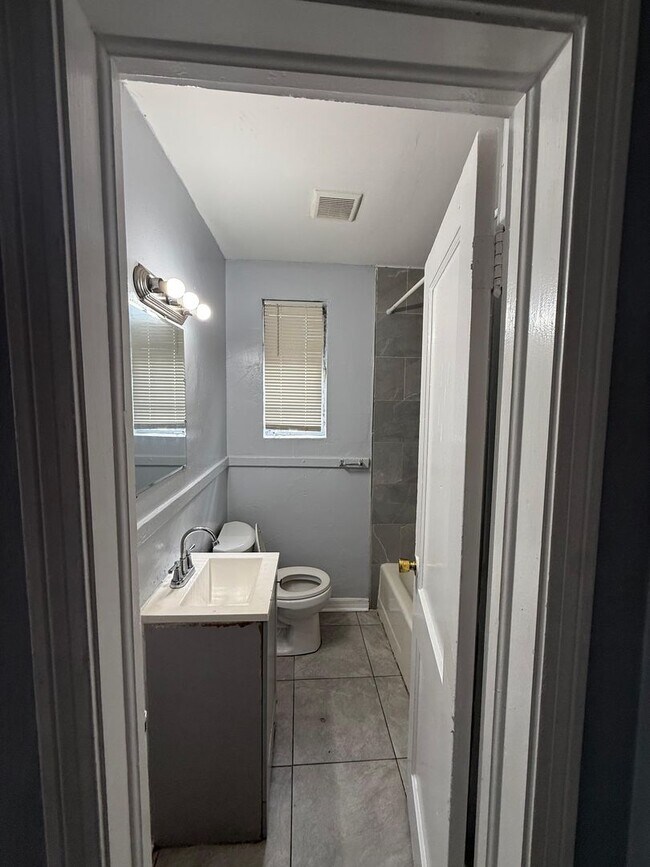 Building Photo - 1046/1048 W 8th St.- Duplex