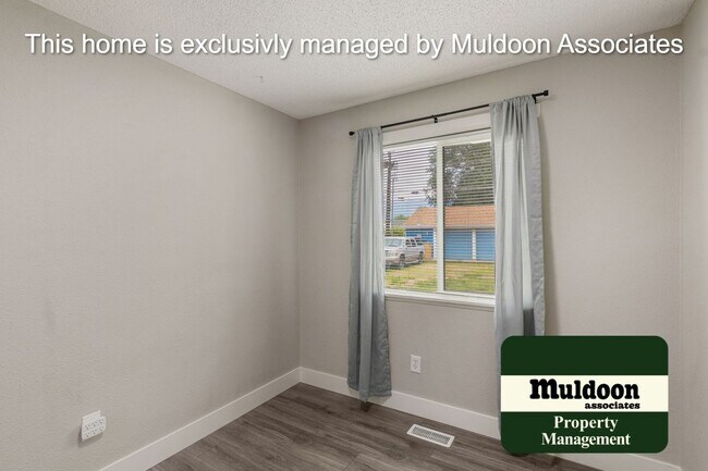 Building Photo - Beautifully remodeled Centrally located bu...