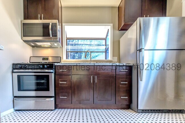 Building Photo - 3034 E Vista