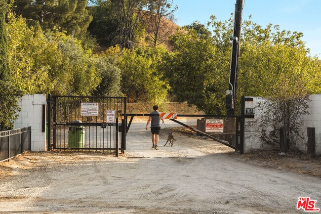 Building Photo - 1231 Montecito Dr