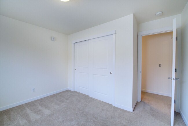 Building Photo - 3Bd/1.75Ba Seattle Condo