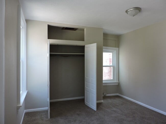 Building Photo - 4 bed/1.5 bath Rental Mins. from UC Only $...