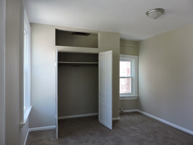 Building Photo - Beautiful 4 bed/1.5 bath Rental Mins. from...