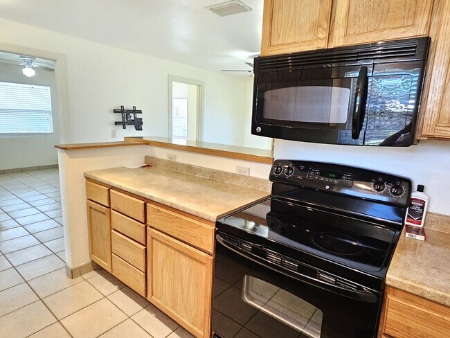 Building Photo - Annual Unfurnished 3 Bedroom 2 Bathroom Home in Nokomis!