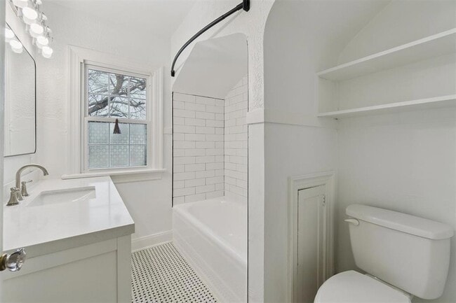 Building Photo - 1905 N Brauer Ave