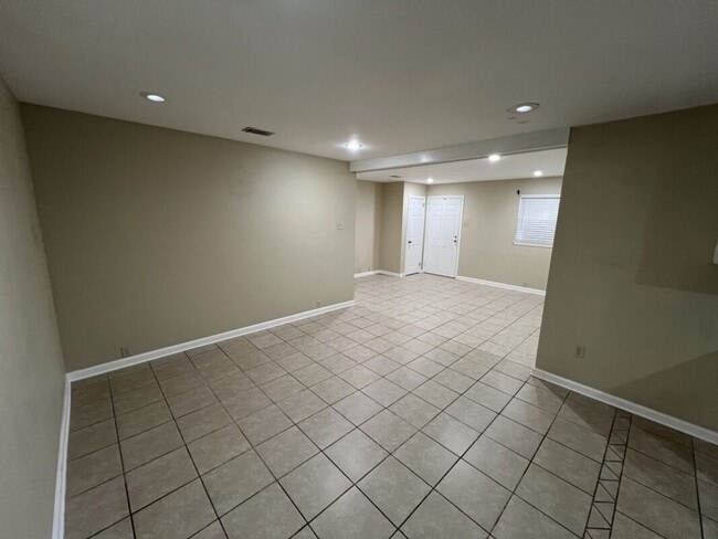 Building Photo - Newly updated!  3 bedroom, 1.5 bath home o...