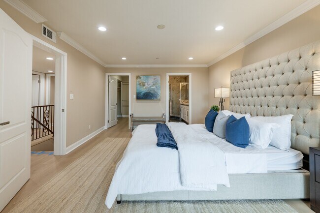 Building Photo - 540 E Angeleno Ave