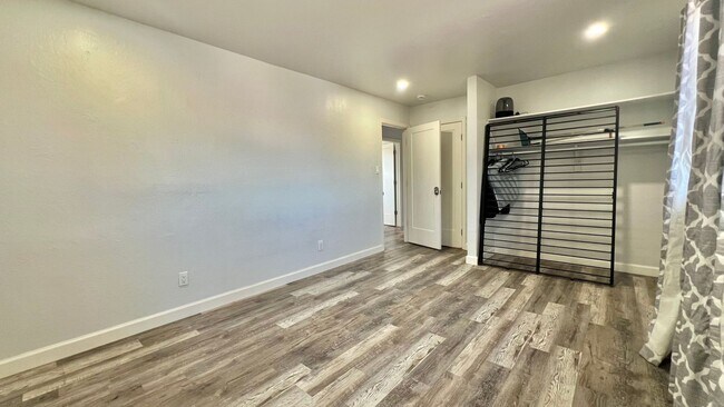 Building Photo - Lovely House 4BR 2.5BA with Large Backyard
