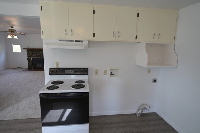 Building Photo - 2 bed 1 bath home with great view of Sequi...