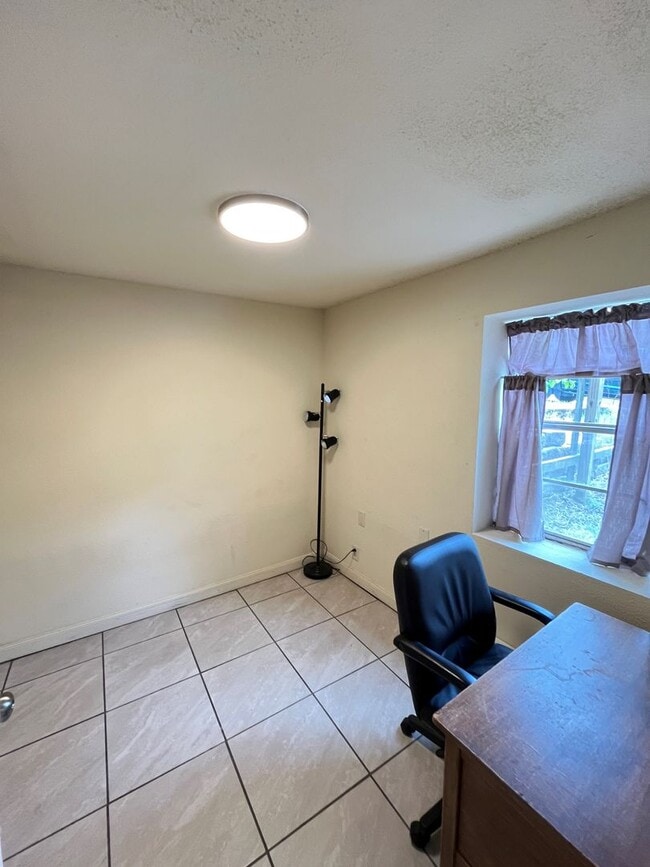 Building Photo - 2 bedroom MINIMALIST'S DREAM / all appliances with office