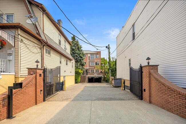 Building Photo - 124 68th St
