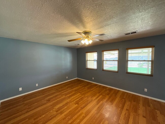 Building Photo - 3 Bedroom Single Story Home Available In E...