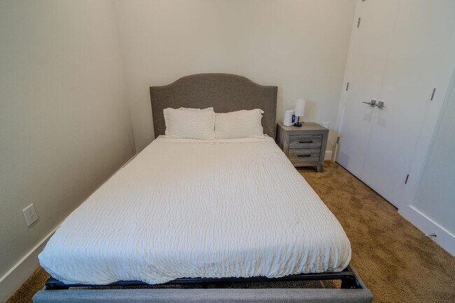 Building Photo - Modern Comfort in a Prime Location
