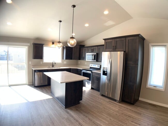 Building Photo - 4 Bed 2 Bath Single Family Home