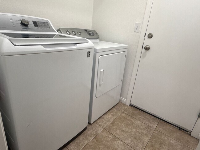 Building Photo - 3bd/bath Single Family Home!
