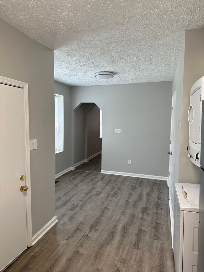 Building Photo - Adorable 2 bedroom, 1 1/2 bath duplex with...