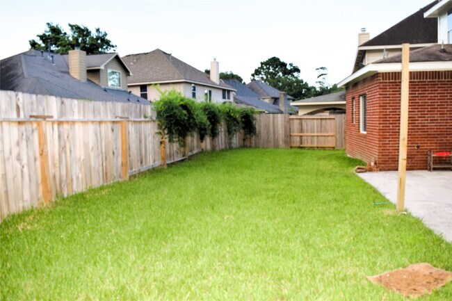 Building Photo - 8511 Cross Country Dr